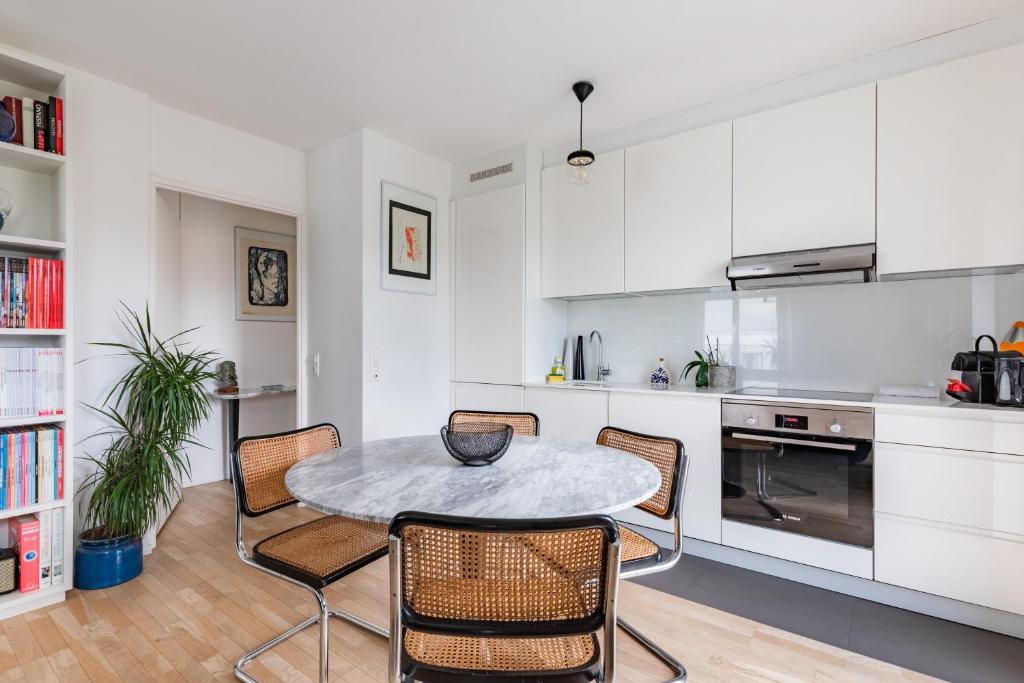 Kuchyňa alebo kuchynka v ubytovaní Magnifique appartement Paris, bord du canal