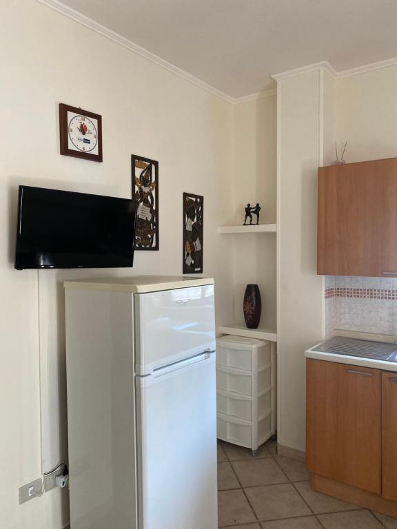 kuchnia z lodówką i blatem w obiekcie Casavacanza Graziuso w mieście Paestum