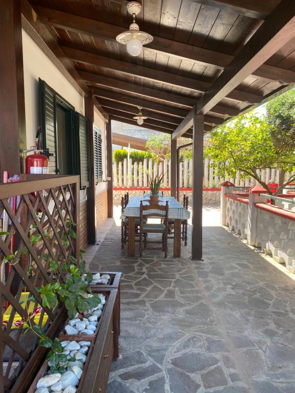 patio ze stołem i sufitem w obiekcie Casavacanza Graziuso w mieście Paestum