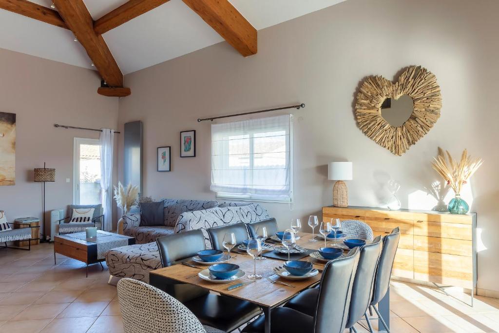 un salon avec une table et des chaises en bois dans l'établissement Villa Douce Vague - Le Grau du Roi, au Grau-du-Roi