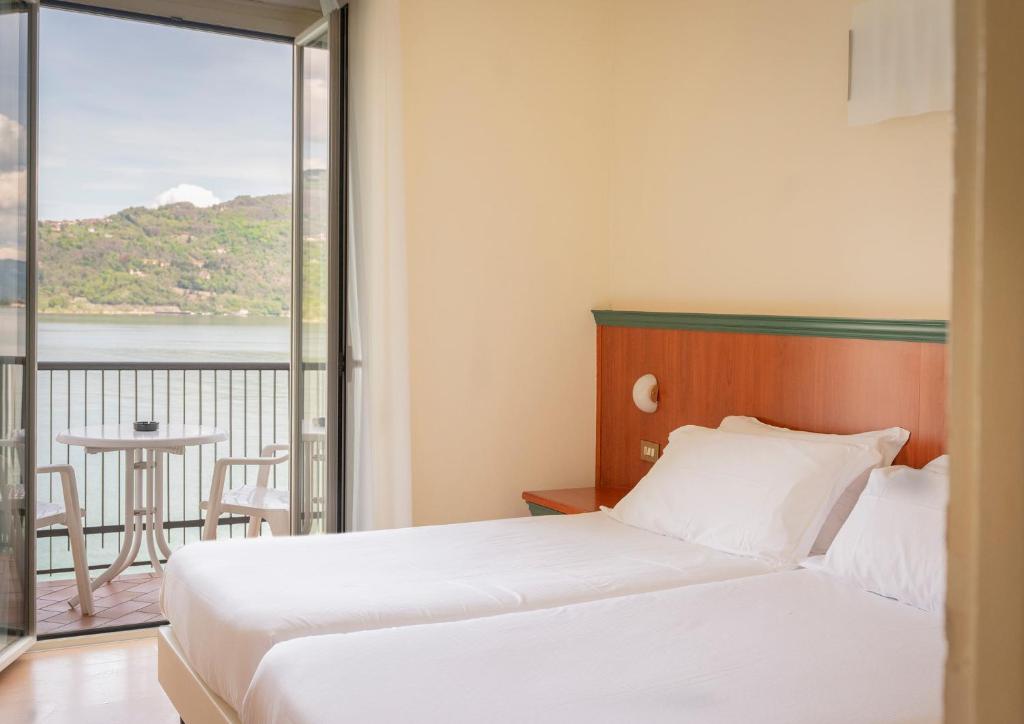 Postel nebo postele na pokoji v ubytování Hotel Carillon