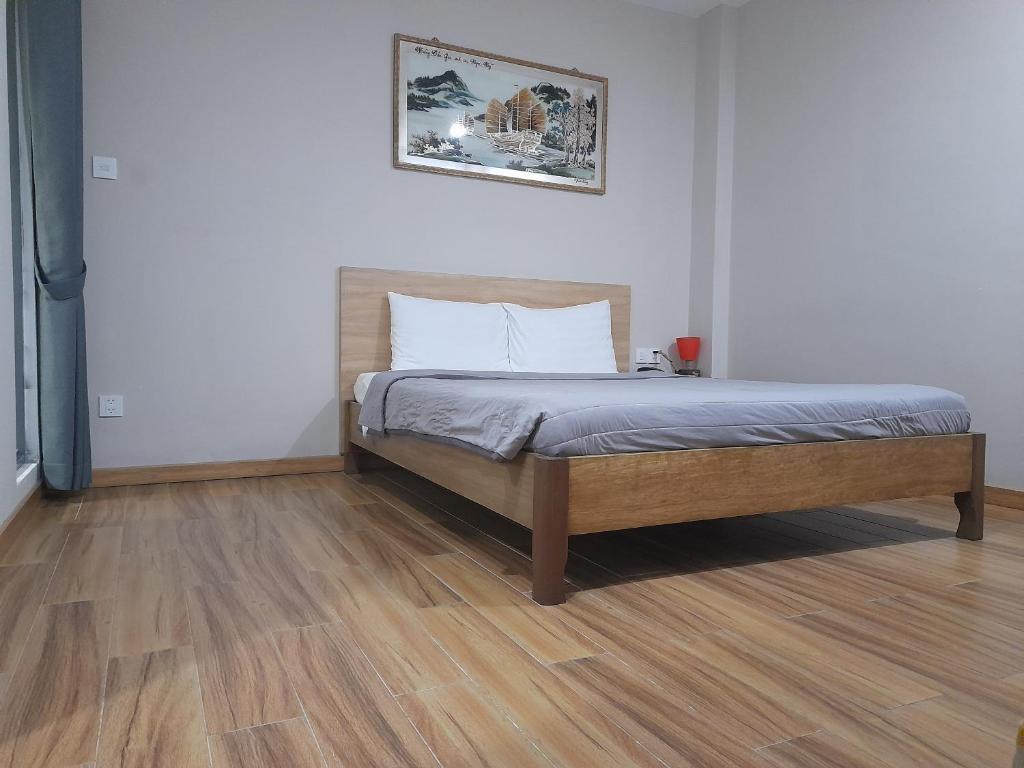 Giường trong phòng chung tại Happy Home