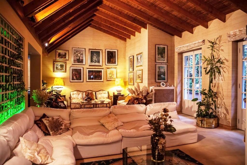 uma sala de estar com um sofá branco num quarto em B&B Villa Liz Varese em Varese