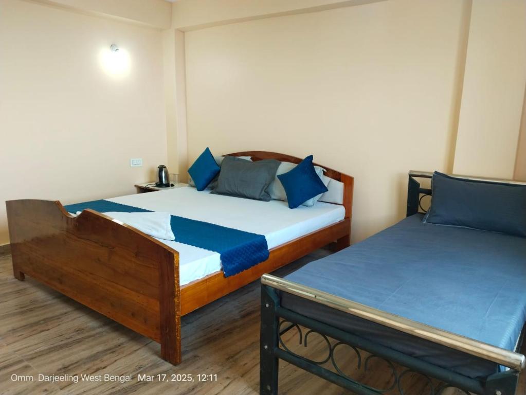 Postel nebo postele na pokoji v ubytování Destination Darjeeling