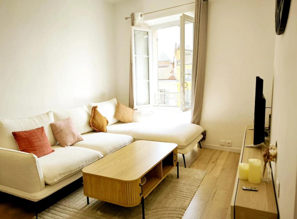 - un salon avec un canapé blanc et une fenêtre dans l'établissement Appartement rénové, 1 chambre, centre historique, à Hyères