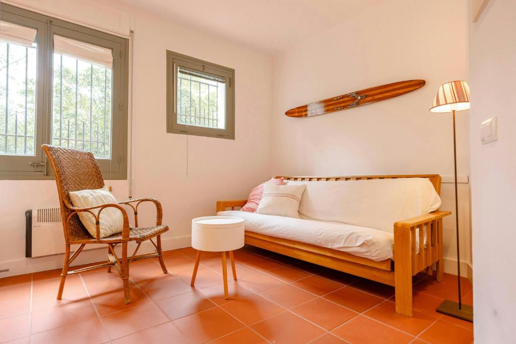 A seating area at T1· Family Getaway 50m from the Beach