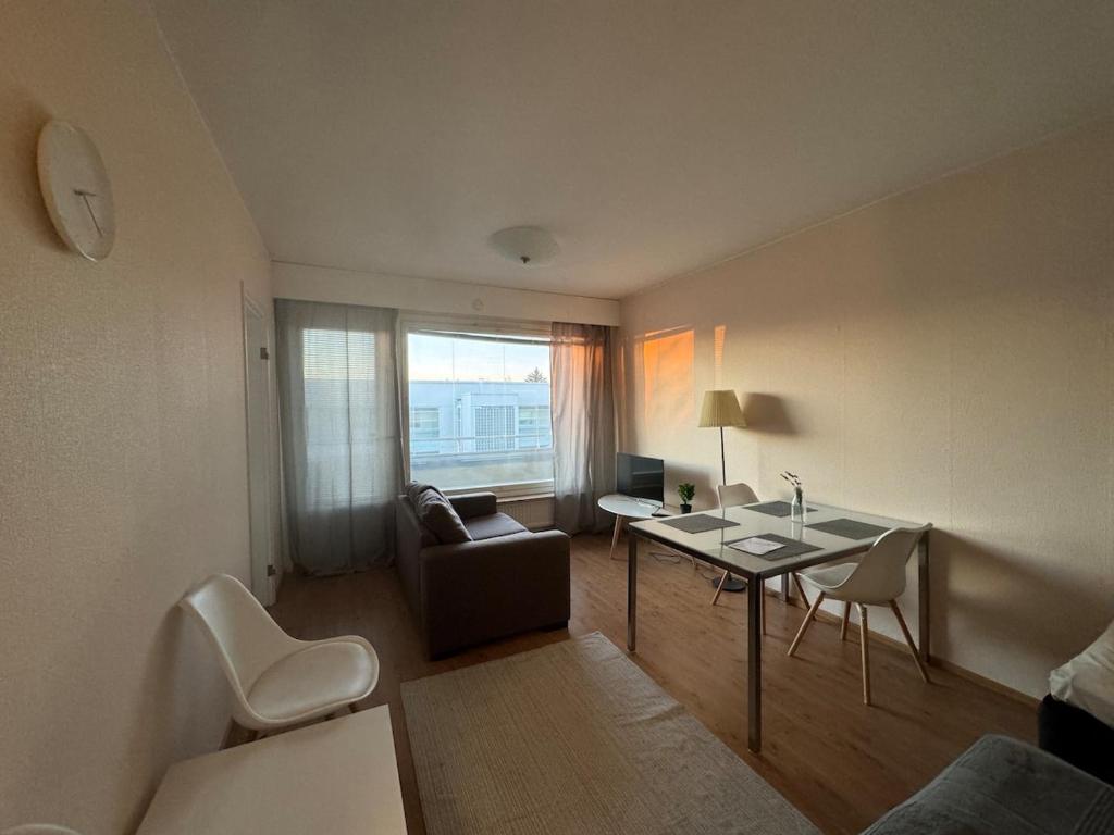 una sala de estar con una mesa y un sofá en Kotimaailma-Studio Keskustassa, en Kokkola