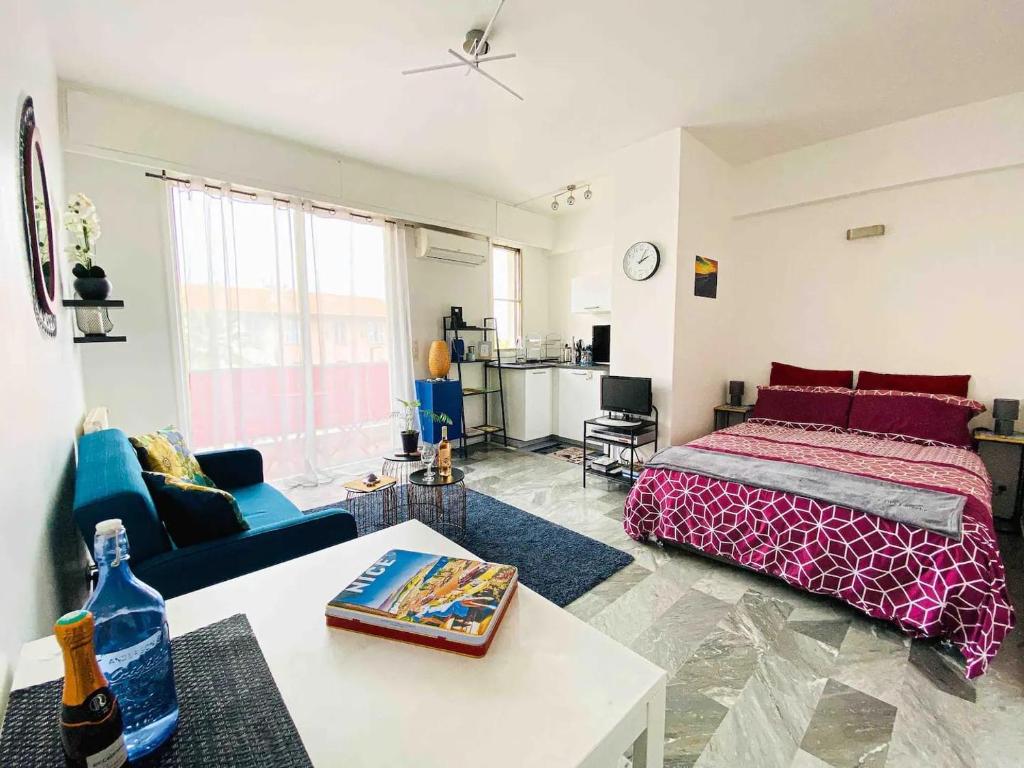 une chambre avec un lit et un salon dans l'établissement Cosy studio à 2 pas de la mer, à Nice