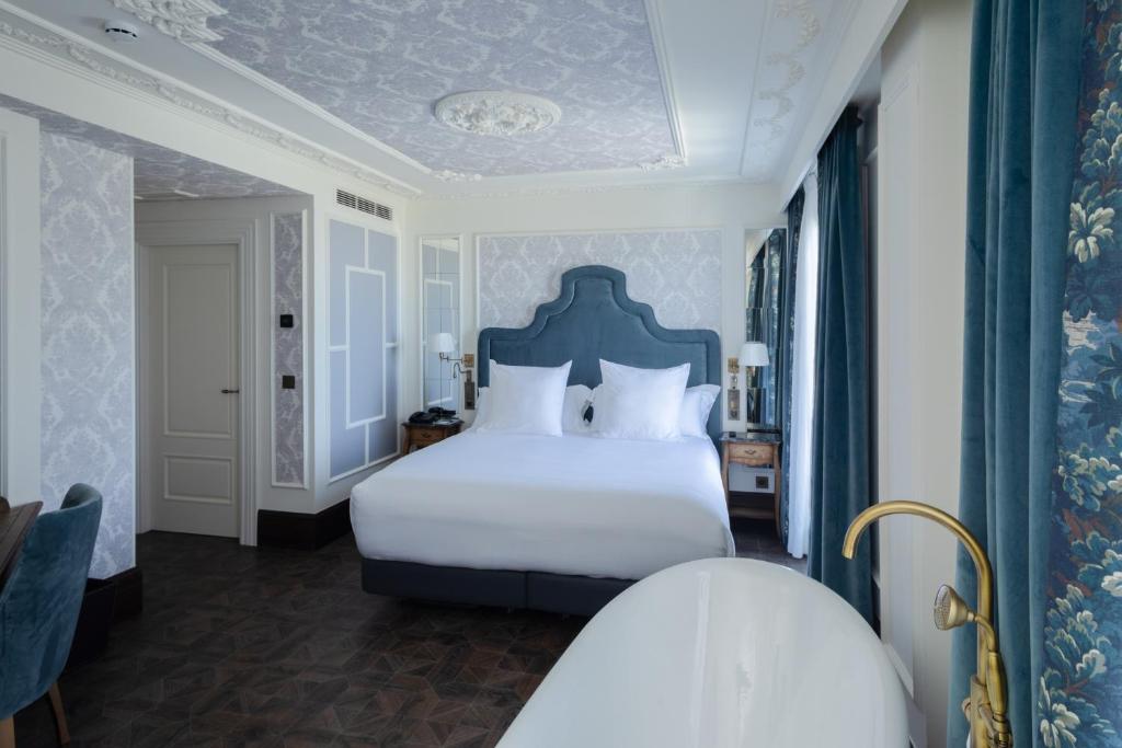 Postel nebo postele na pokoji v ubytování Hotel Luze Boutique San Sebastian