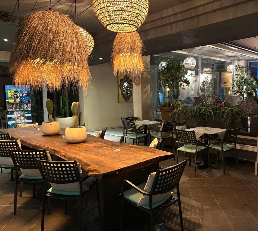 Hotel Alfieriにあるレストランまたは飲食店