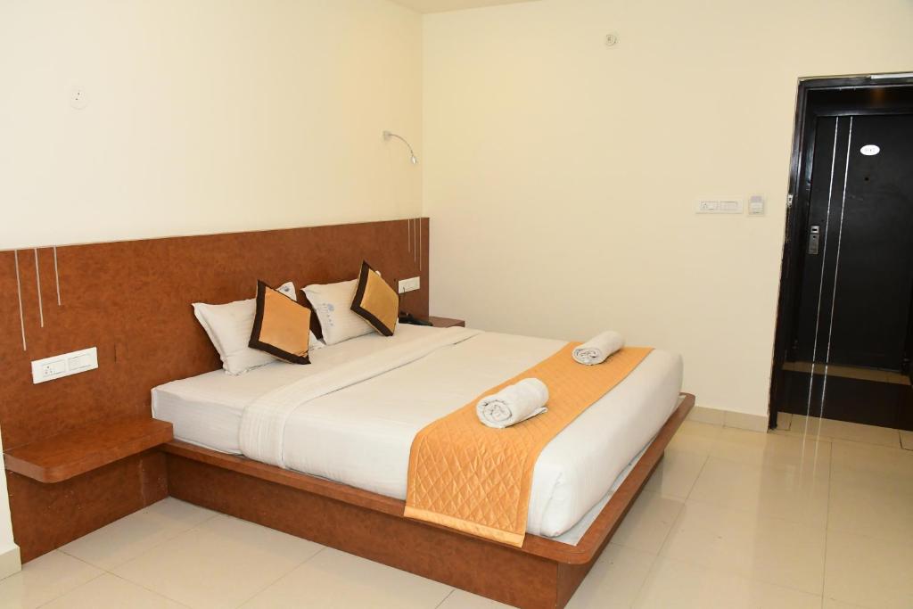 Postel nebo postele na pokoji v ubytování Sai Vihaar Inn & Suites