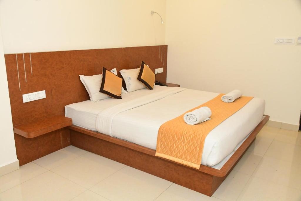 Postel nebo postele na pokoji v ubytování Sai Vihaar Inn & Suites