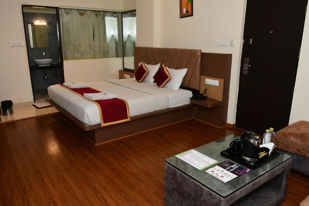 Postel nebo postele na pokoji v ubytování Sai Vihaar Inn & Suites