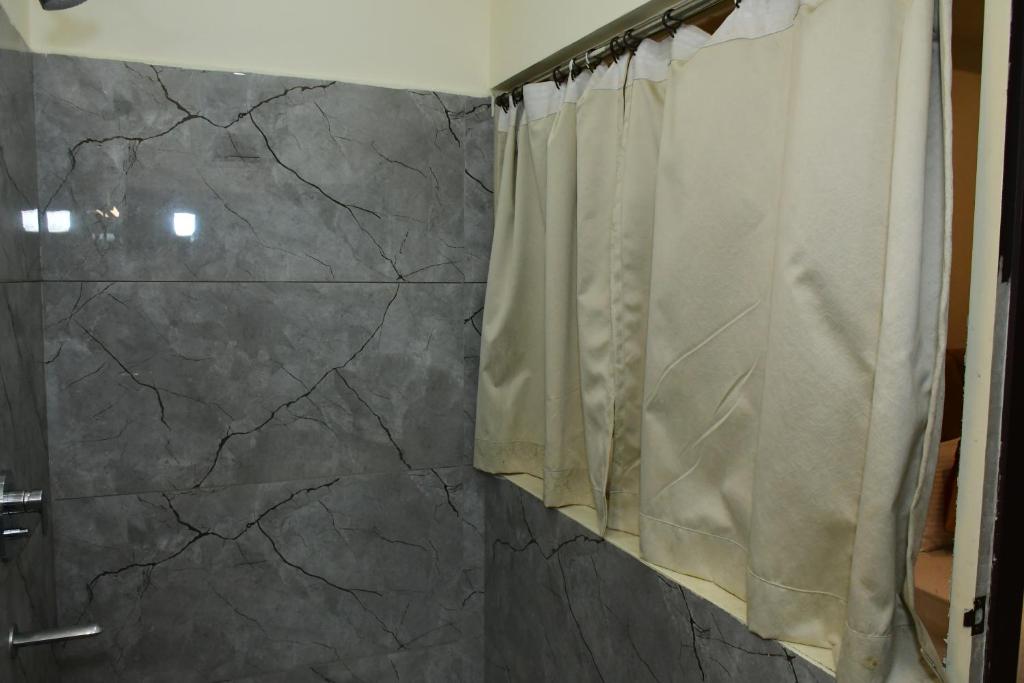 Koupelna v ubytování Sai Vihaar Inn & Suites