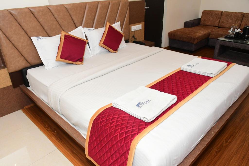 Postel nebo postele na pokoji v ubytování Sai Vihaar Inn & Suites