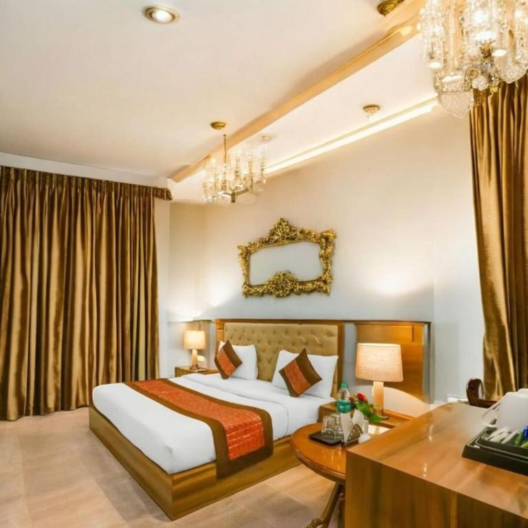 Postel nebo postele na pokoji v ubytování Hotel ALMORA NEAR TERMINAL 1 DELHI AIRPORT - WITH - FREE AIRPORT PICKUP AND DROP