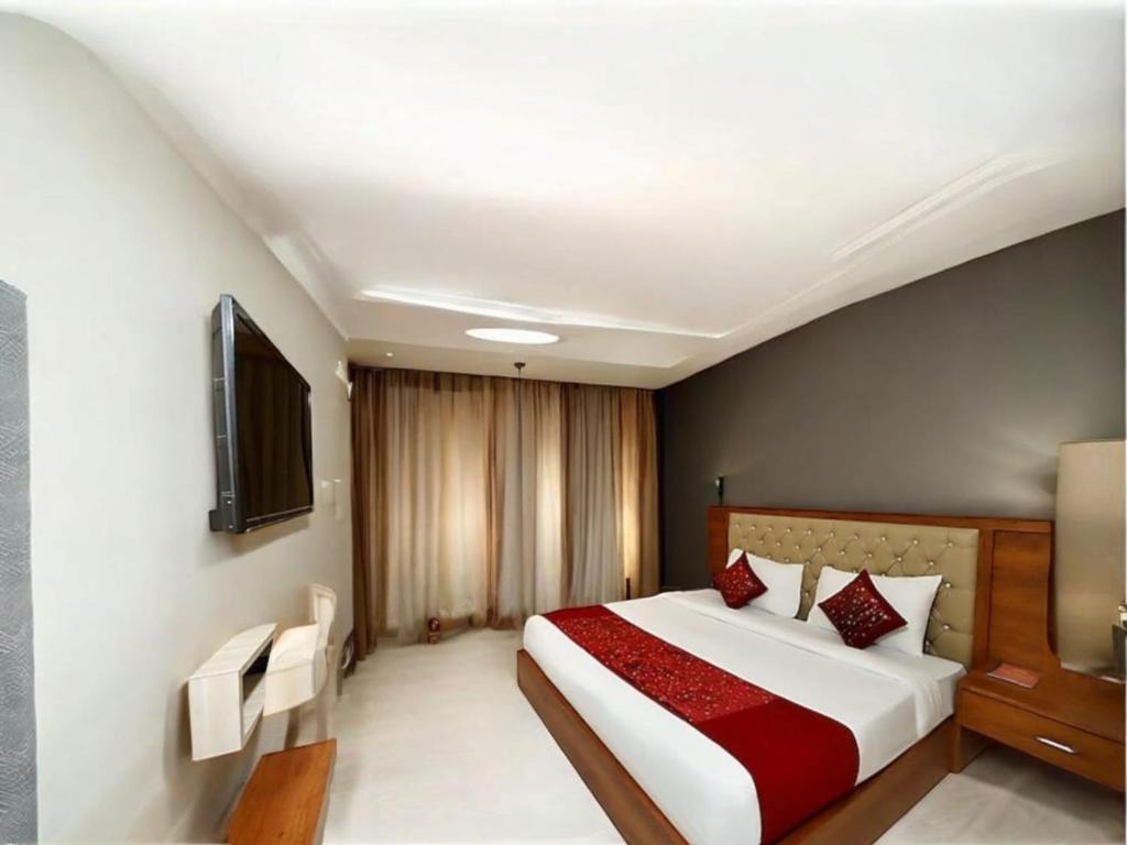 Postel nebo postele na pokoji v ubytování Hotel ALMORA NEAR TERMINAL 1 DELHI AIRPORT - WITH - FREE AIRPORT PICKUP AND DROP