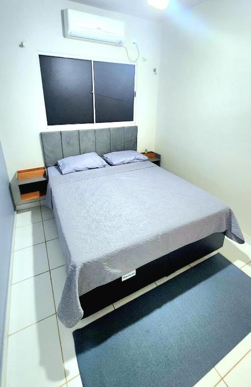a bedroom with a bed in a room with avisor at Apto 2 quartos Inteiro privativo Palmas TO in Palmas