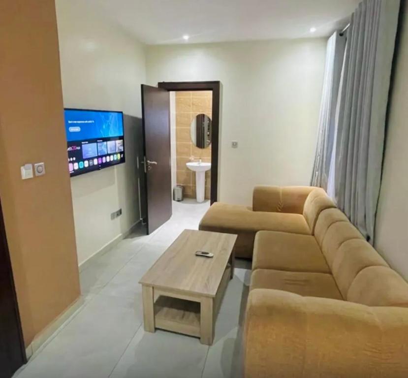TV a/nebo společenská místnost v ubytování OTI Hotel Benin