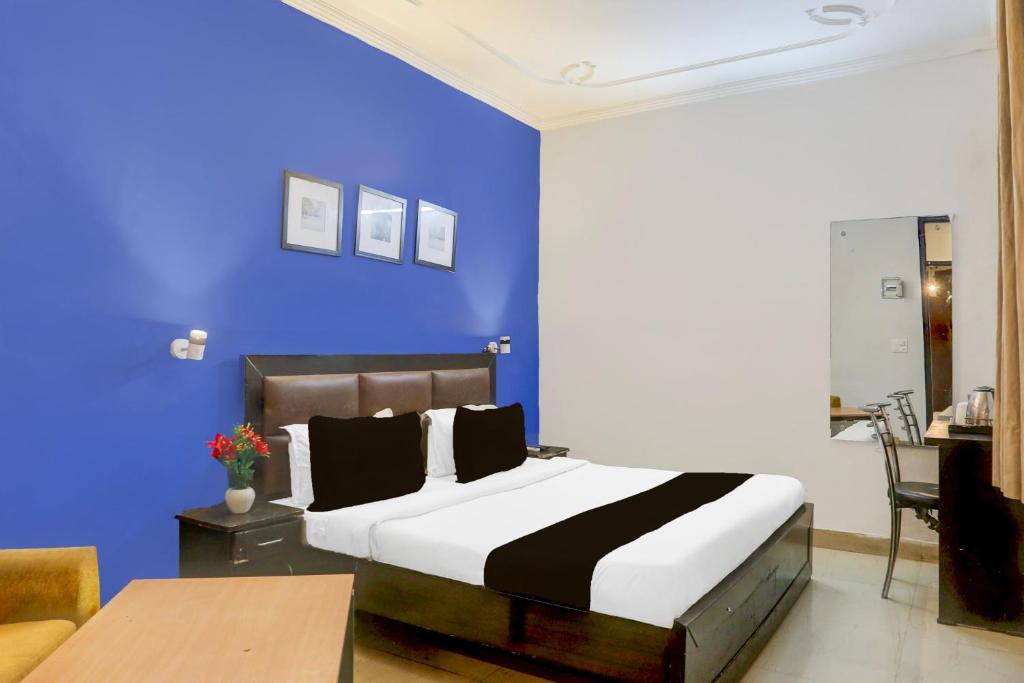 Postel nebo postele na pokoji v ubytování Super OYO Townhouse Anmol Residency Near Saket Metro Delhi