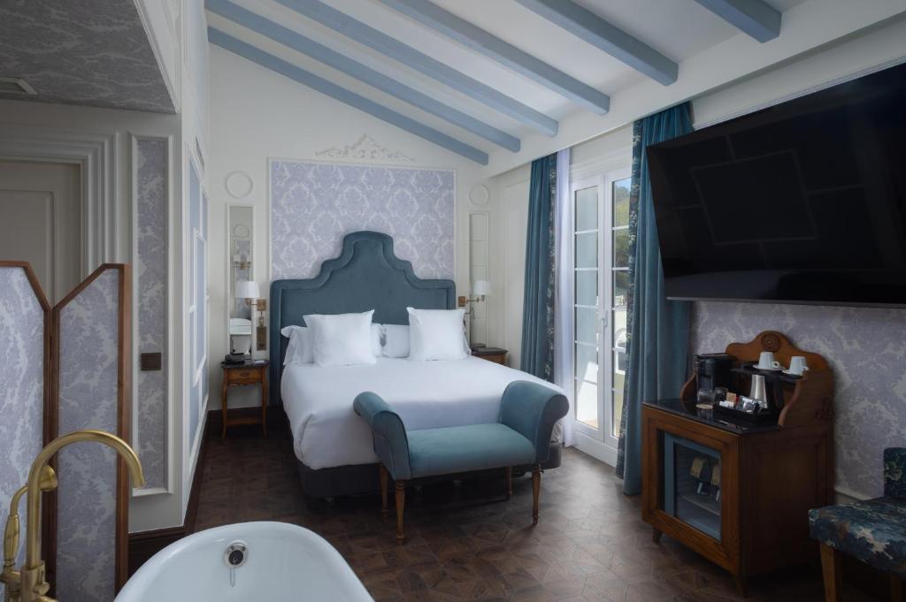 Postel nebo postele na pokoji v ubytování Hotel Luze Boutique San Sebastian