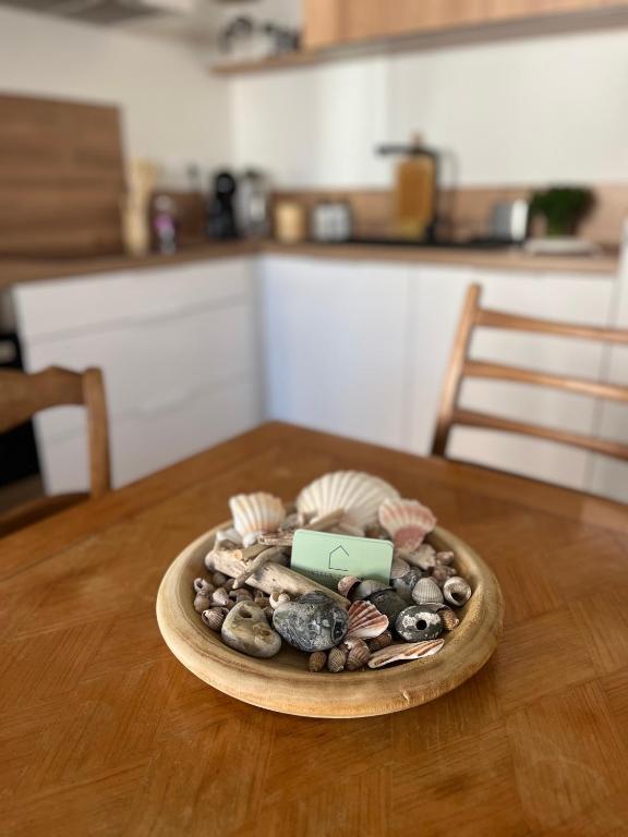une assiette de pierres et de coquillages sur une table dans l'établissement Villa Janine, à Cayeux-sur-Mer