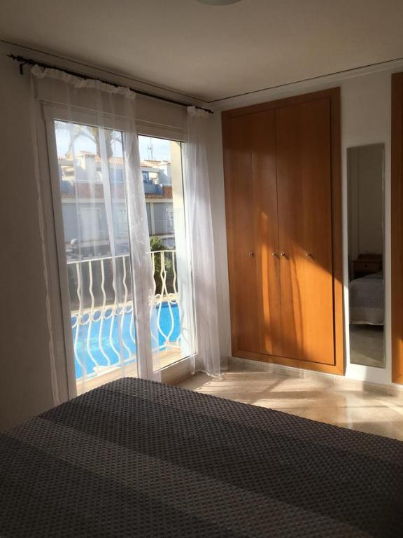 Bazén v ubytování Adosado Playa Almadrava nebo v jeho okolí