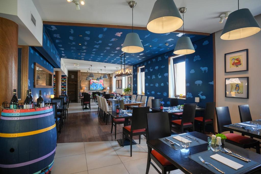 Restaurace v ubytování Imola Udvarház Dessert Hotel