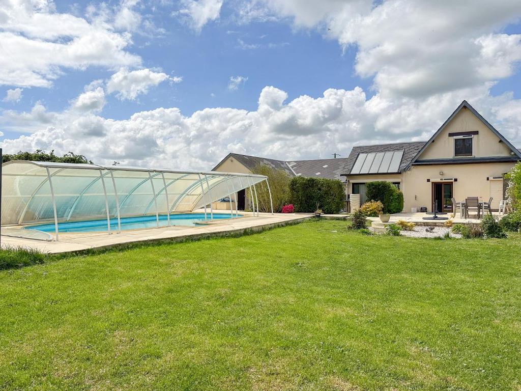 una casa con piscina in giardino di Country House with swimming pool a Épeautrolles