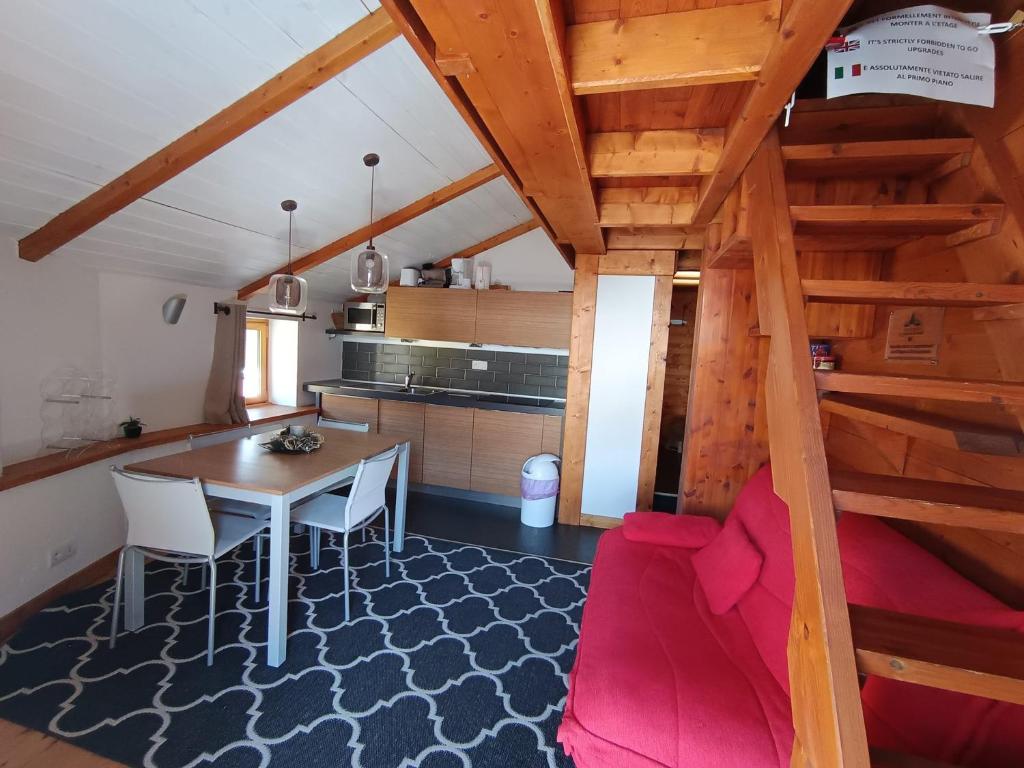 une cuisine et une salle à manger avec une table et des chaises dans l'établissement Appartement cosy, 100m des pistes et commerces, 4 pers, 30m², Parking, Balcon plein sud - FR-1-445-202, à Montgenèvre