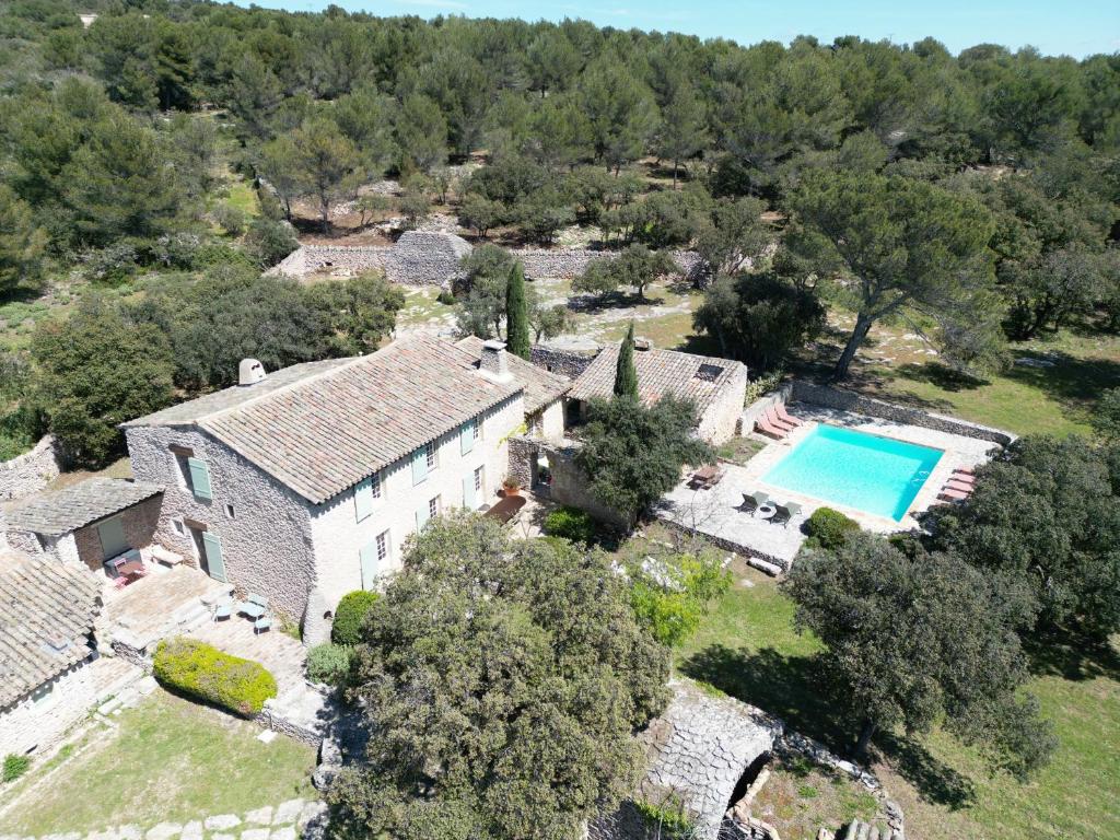 une vue aérienne d'une maison avec piscine dans l'établissement Mas traditionnel à Gordes en pleine nature, à Gordes