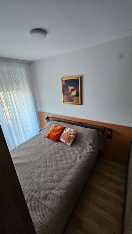 Ένα ή περισσότερα κρεβάτια σε δωμάτιο στο Apartmani Dragulji Vrnjacka Banja