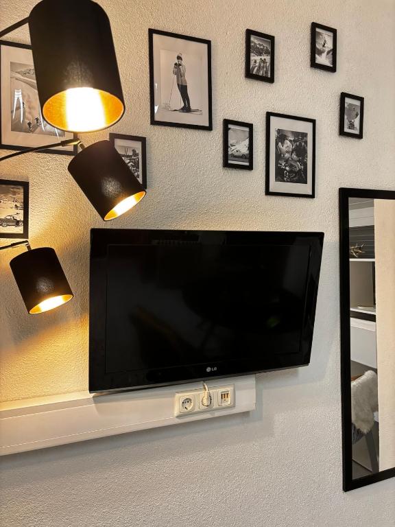 TV a/nebo společenská místnost v ubytování Lechtaler Alpenblick Landeck - Privatzimmer & Ferienwohnung