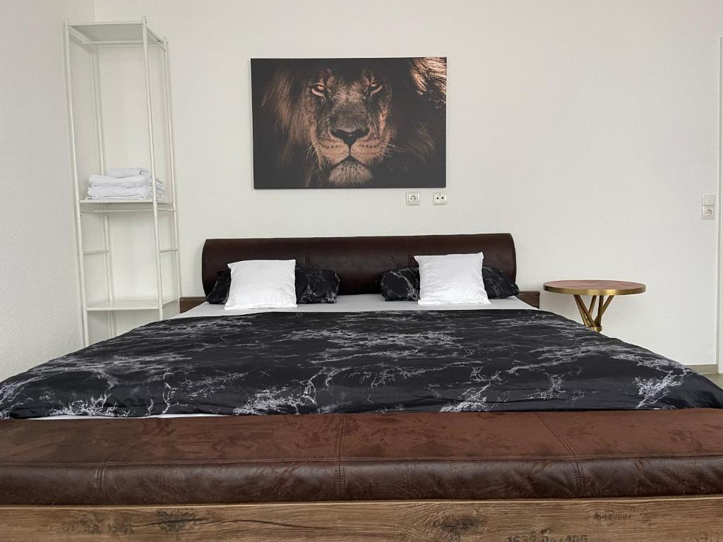 Ένα ή περισσότερα κρεβάτια σε δωμάτιο στο 5 Bedroom Apartment in Kassel City Center Perfect for groups and families