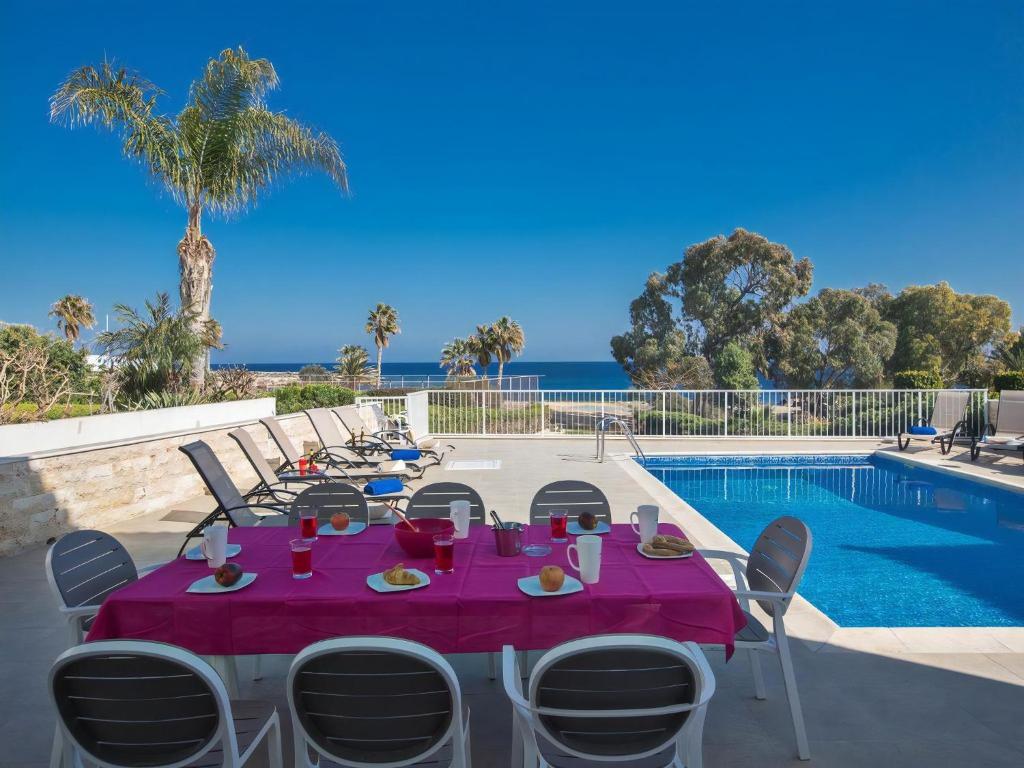 Villa Mesogi Seafront, Stunning 4Bdr Fontline Protaras Villa