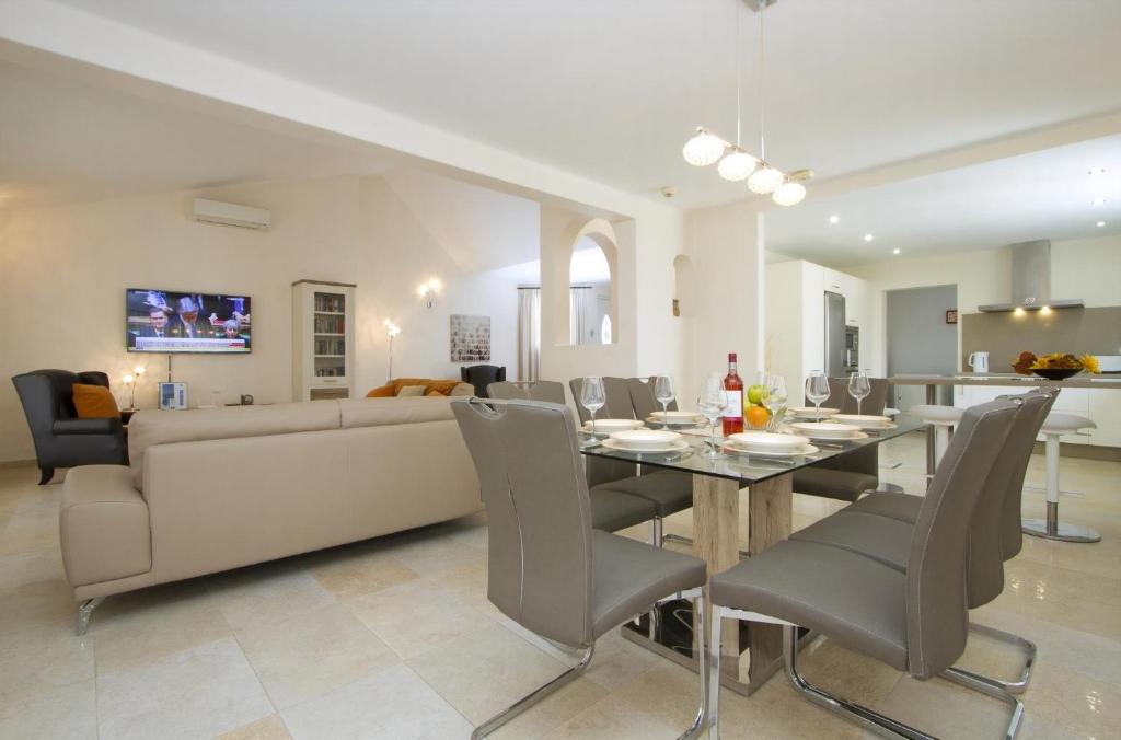Stunning Seaview Villa Casa Tosco 5 Bedroom Villa Pool Table