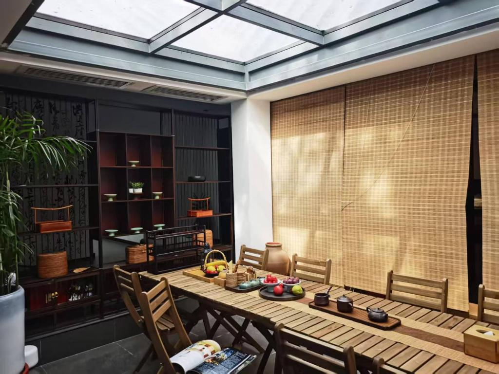 华山隐泉禅境 山景观星禅修别墅 Hua Shan Hidden Spring Restore Villaにあるシーティングエリア