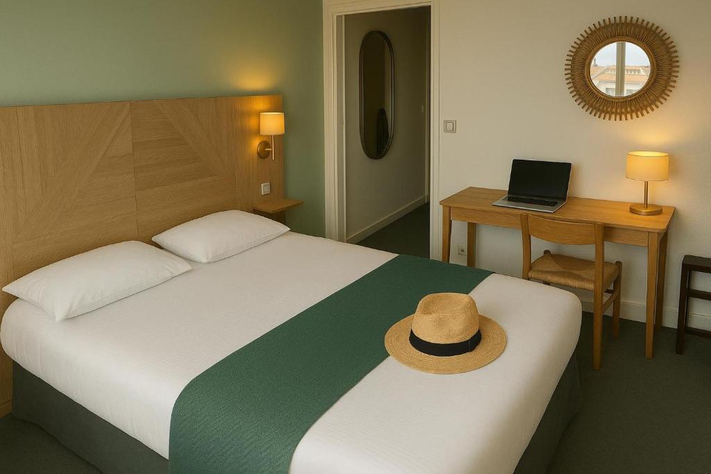 Postel nebo postele na pokoji v ubytování Cit'Hotel Logis De Brou, Bourg en Bresse