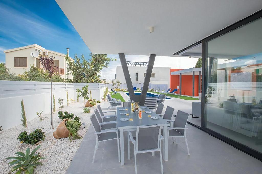 Villa Apomono - New Luxury 3 Bedroom Protaras Villa With Pool - Close To The Beach