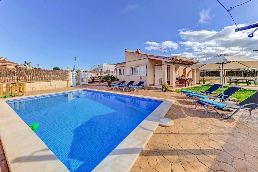 Bazén v ubytovaní Charming Playa De Muro Villa Can Gelaberts Private Pool Short Walk To Beach alebo v jeho blízkosti