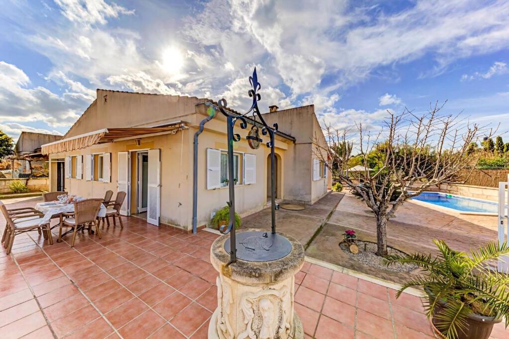 Bazén v ubytovaní Charming Playa De Muro Villa Can Gelaberts Private Pool Short Walk To Beach alebo v jeho blízkosti