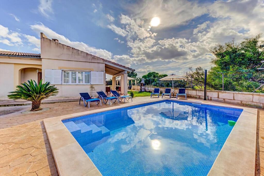 Bazén v ubytovaní Charming Playa De Muro Villa Can Gelaberts Private Pool Short Walk To Beach alebo v jeho blízkosti