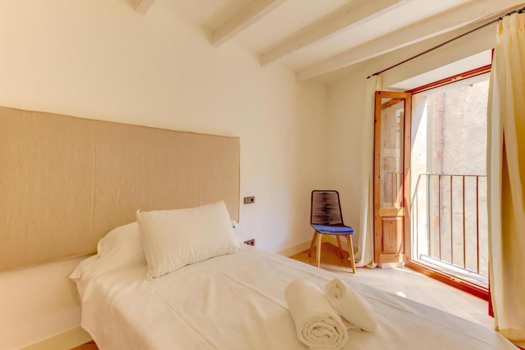 Posteľ alebo postele v izbe v ubytovaní Charming Pollensa Villa Alicanti 4 Bedrooms Positioned In The Heart Of Old Town