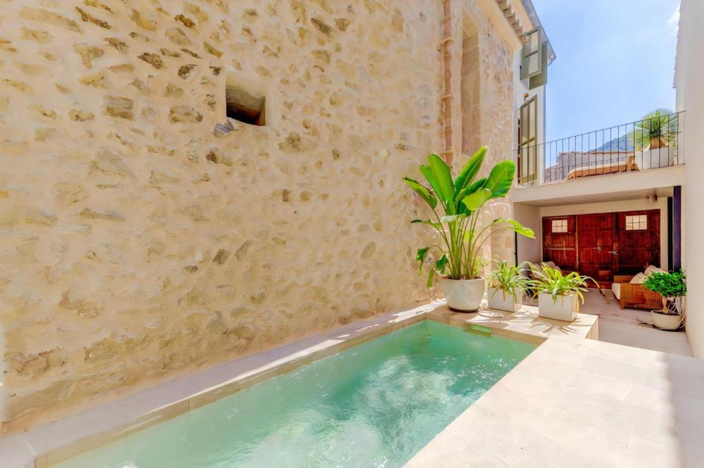 Bazén v ubytovaní Charming Pollensa Villa Alicanti 4 Bedrooms Positioned In The Heart Of Old Town alebo v jeho blízkosti