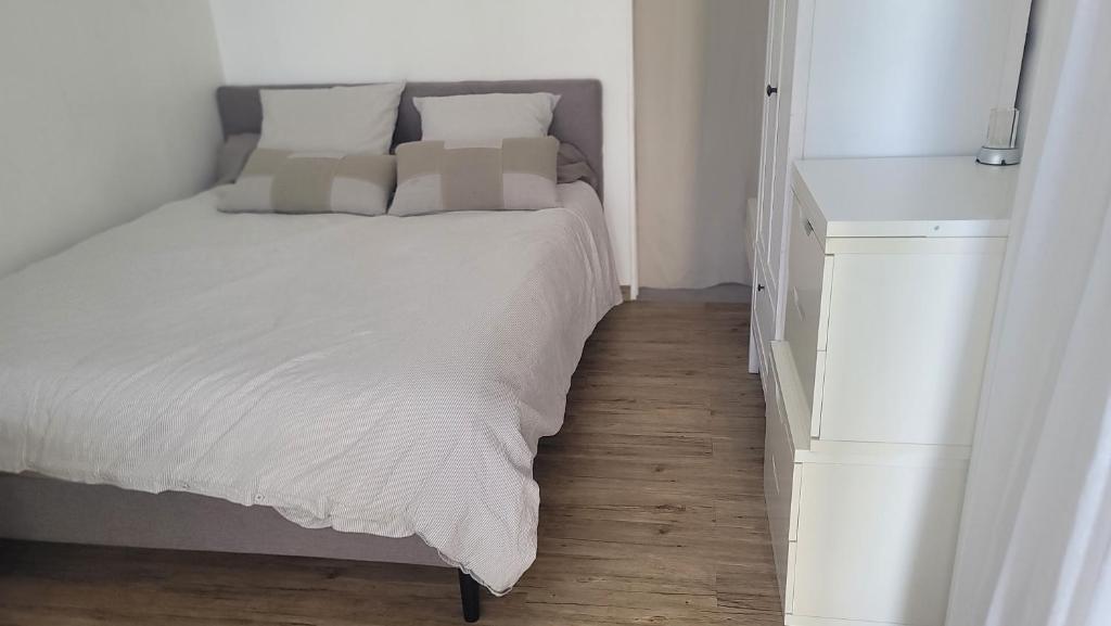 Posteľ alebo postele v izbe v ubytovaní Dépendance et chambre avec piscine et jardin privés sans vis-à-vis