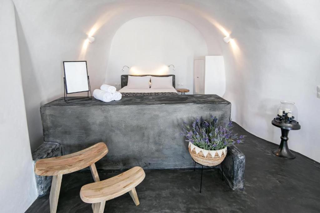 Łóżko lub łóżka w pokoju w obiekcie Luxury Santorini Villa Villa Elysian Dyo Private Hot Tub Air Conditioning 1 Bedroom Oia