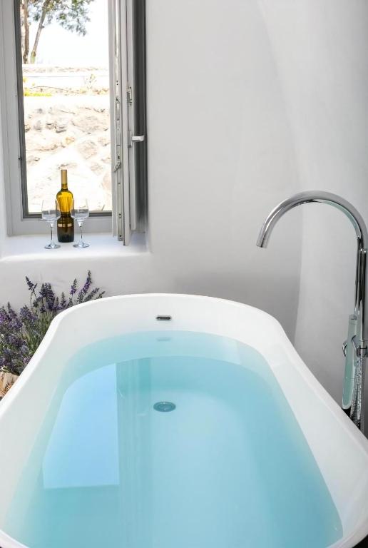 Zdjęcie z galerii obiektu Luxury Santorini Villa Villa Elysian Dyo Private Hot Tub Air Conditioning 1 Bedroom Oia w mieście Foinikiá