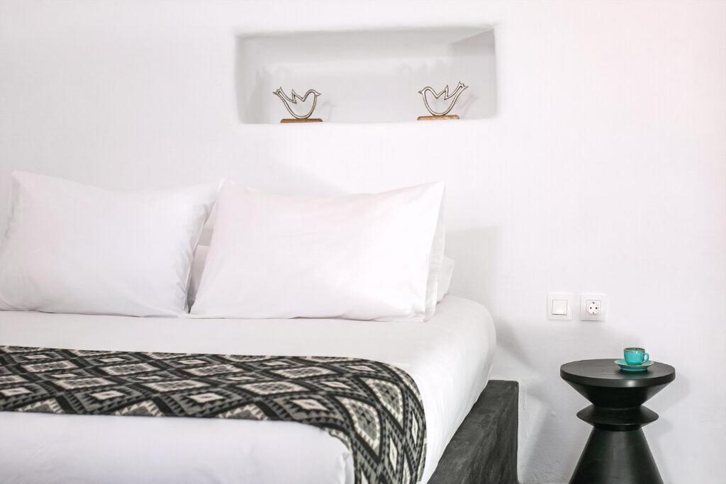 Łóżko lub łóżka w pokoju w obiekcie Luxury Santorini Villa Villa Elysian Dyo Private Hot Tub Air Conditioning 1 Bedroom Oia