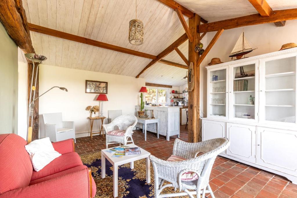 - un salon avec un canapé et des fauteuils rouges dans l'établissement L’Échappée du Port - Grand Jardin, à Bouin