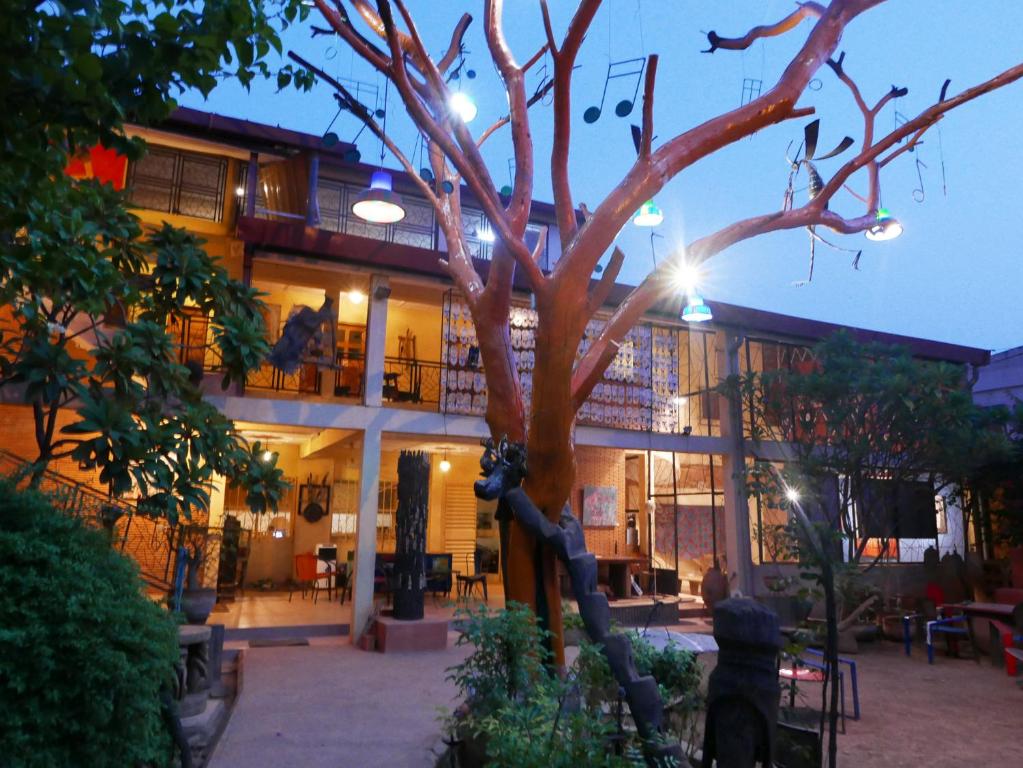 a building with a tree in front of it at Villa Yiri Suma in Ouagadougou